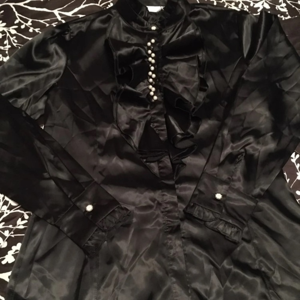 Women’s black with pearl acct blouse
